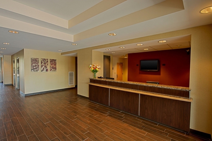Imagen de los interiores del Hotel Red Roof Plus Garden City - Long Island. Foto 15
