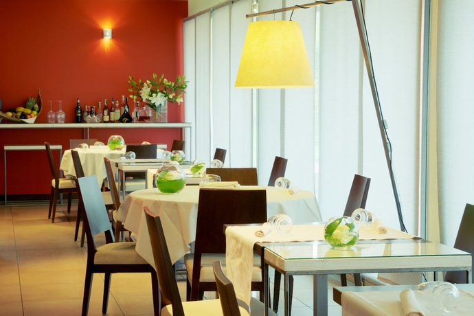 Imagen del bar/restaurante del Hotel Red S Redaelli. Foto 3