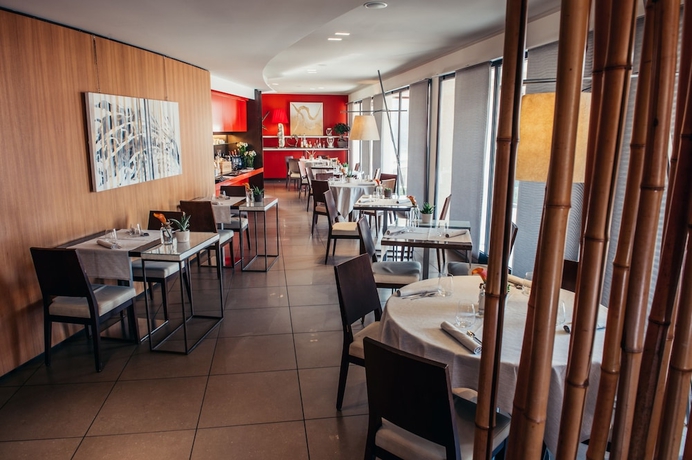 Imagen del bar/restaurante del Hotel Red S Redaelli. Foto 5