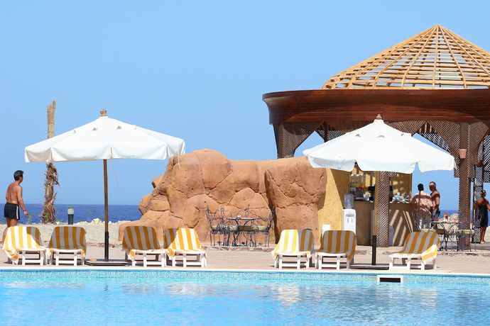 Imagen de la piscina del Hotel Red Sea Taj Mahal Resort and Aqua Park. Foto 15