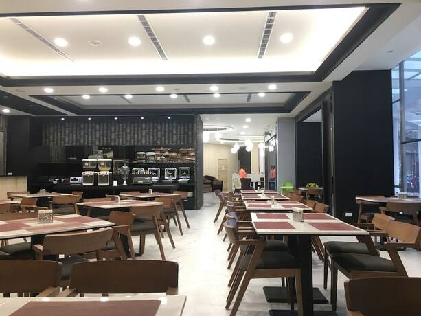 Imagen del bar/restaurante del Hotel Red, Yuanlin. Foto 12