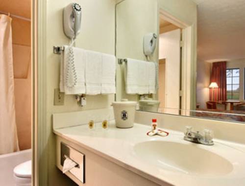 Imagen de la habitación del Hotel Red roof Inn Cadiz. Foto 5