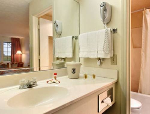 Imagen de la habitación del Hotel Red roof Inn Cadiz. Foto 7