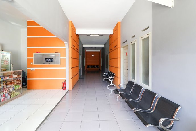 Imagen de los interiores del Hotel RedDoorz At Merdeka Street Garut. Foto 17