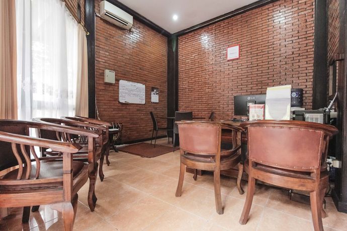 Imagen de los interiores del Hotel RedDoorz @ Cilandak Timur. Foto 18