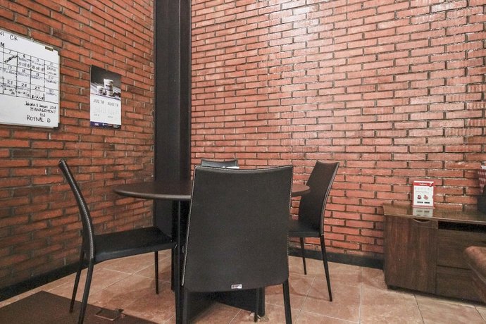 Imagen de los interiores del Hotel RedDoorz @ Cilandak Timur. Foto 20