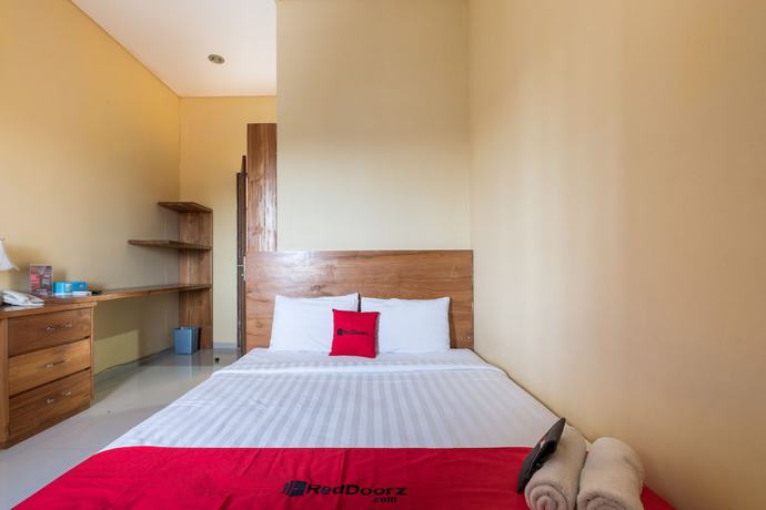 Imagen de la habitación del Hotel RedDoorz @ Kerta Dalem Sidakarya. Foto 6