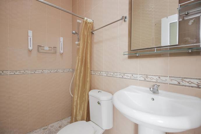 Imagen de la habitación del Hotel RedDoorz @ Permata Sari Karawaci. Foto 7