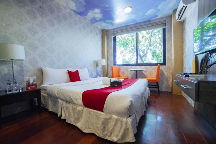 Imagen general del Hotel RedDoorz Plus @ Aguirre Avenue BF Homes. Foto 1
