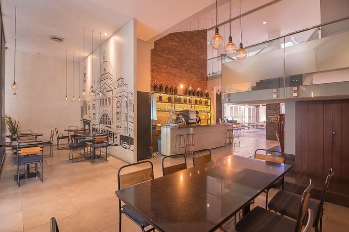 Imagen del bar/restaurante del Hotel RedDoorz Plus @ Cipaganti Street 3. Foto 3