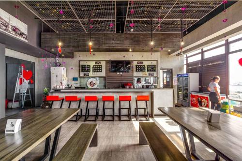 Imagen del bar/restaurante del Hotel RedDoorz Plus @ Jones Avenue Cebu. Foto 3