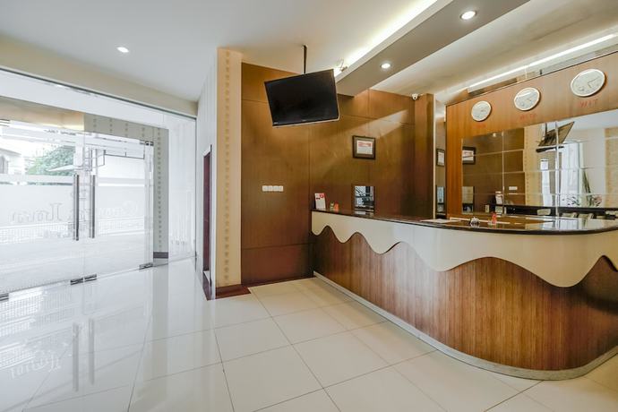 Imagen de los interiores del Hotel RedDoorz Plus @ Karebosi Area 2. Foto 17
