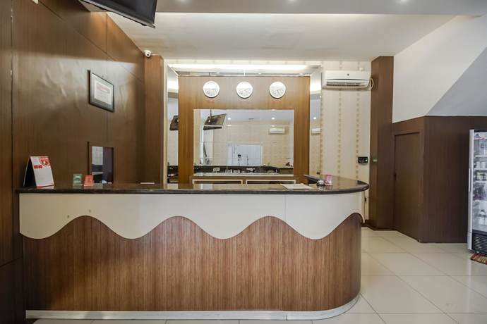 Imagen de los interiores del Hotel RedDoorz Plus @ Karebosi Area 2. Foto 18
