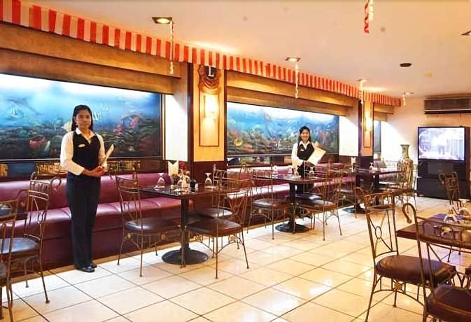 Imagen del bar/restaurante del Hotel RedDoorz Plus @ Losari Beach. Foto 4