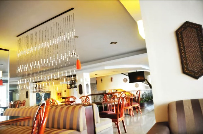 Imagen del bar/restaurante del Hotel RedDoorz Plus @ Losari Beach. Foto 5