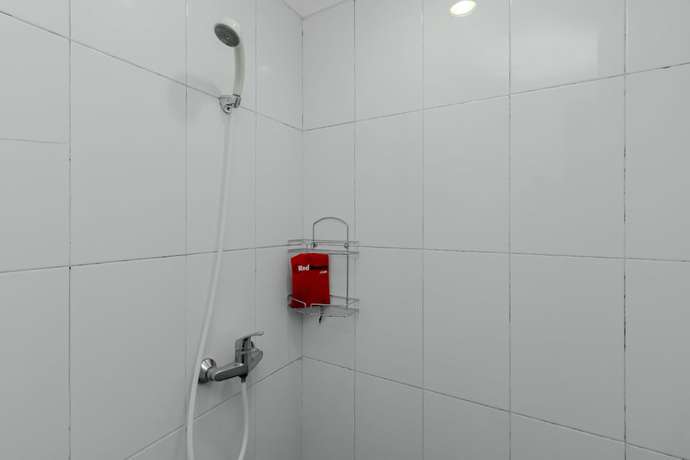 Imagen de la habitación del Hotel RedDoorz Plus @ Pasar Baru. Foto 3
