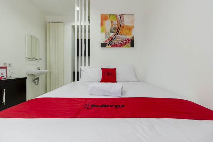 Imagen de la habitación del Hotel RedDoorz Plus @ Pasar Baru. Foto 4