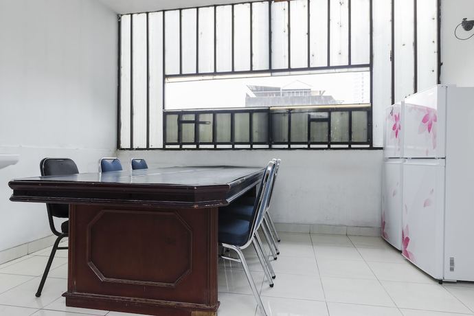 Imagen de los interiores del Hotel RedDoorz Plus @ Pasar Baru. Foto 14