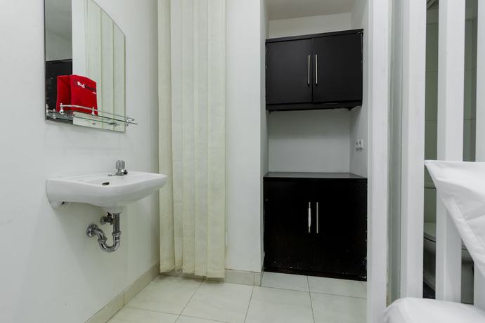 Imagen de la habitación del Hotel RedDoorz Plus @ Pasar Baru. Foto 11