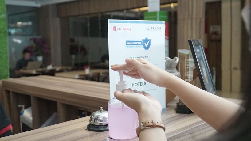 Imagen de los interiores del Hotel RedDoorz Plus @ Purwosari. Foto 17