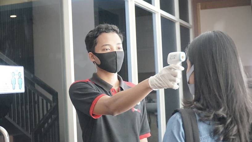 Imagen de los interiores del Hotel RedDoorz Plus @ Purwosari. Foto 19