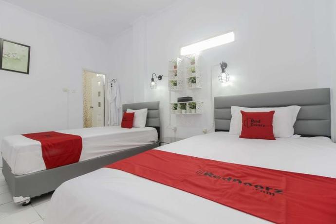 Imagen de la habitación del Hotel RedDoorz Plus near Budi Luhur University Jakarta. Foto 6