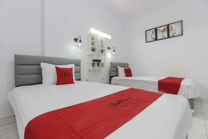Imagen de la habitación del Hotel RedDoorz Plus near Budi Luhur University Jakarta. Foto 7