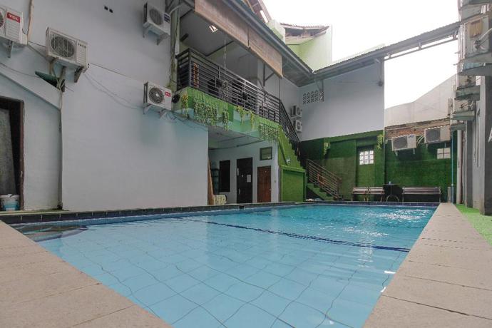 Imagen de la piscina del Hotel RedDoorz Plus near Budi Luhur University Jakarta. Foto 20