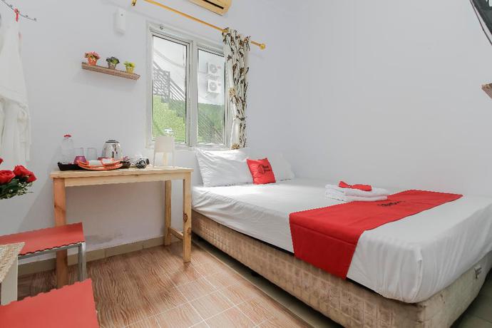Imagen de la habitación del Hotel RedDoorz Plus near Budi Luhur University Jakarta. Foto 10