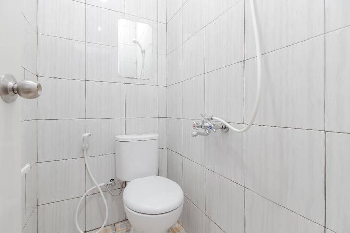 Imagen de la habitación del Hotel RedDoorz Plus near Budi Luhur University Jakarta. Foto 11