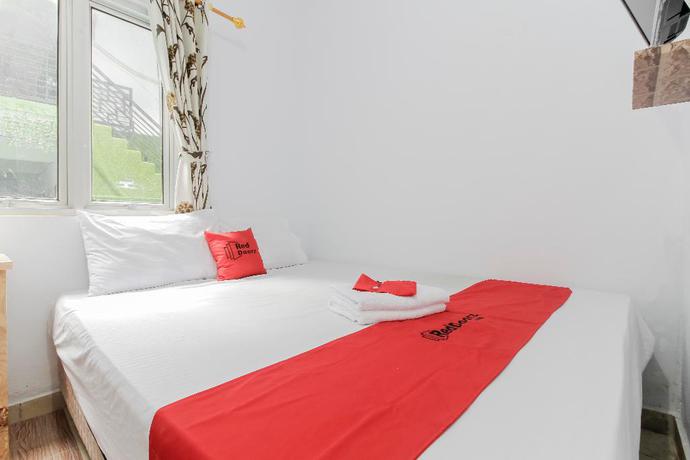 Imagen de la habitación del Hotel RedDoorz Plus near Budi Luhur University Jakarta. Foto 12