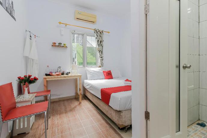Imagen de la habitación del Hotel RedDoorz Plus near Budi Luhur University Jakarta. Foto 13