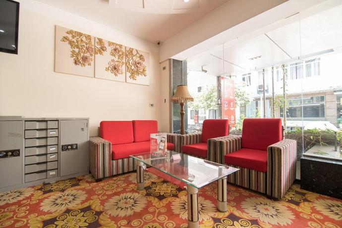Imagen de los interiores del Hotel RedDoorz Plus near Cau Giay Park. Foto 18