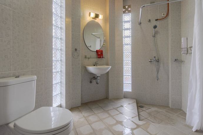 Imagen de la habitación del Hotel RedDoorz Plus near Dago Pakar. Foto 2