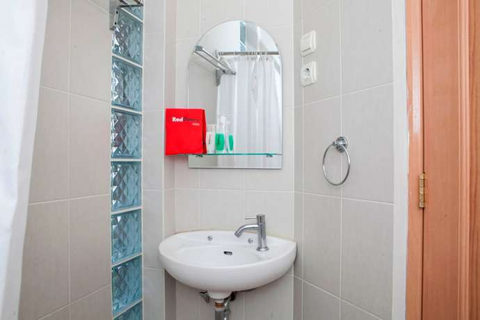 Imagen de la habitación del Hotel RedDoorz Plus near Dago Pakar. Foto 3
