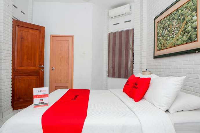 Imagen de la habitación del Hotel RedDoorz Plus near Dago Pakar. Foto 11