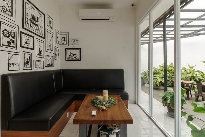 Imagen de los interiores del Hotel RedDoorz Plus near Exit Toll Puncak 2. Foto 17