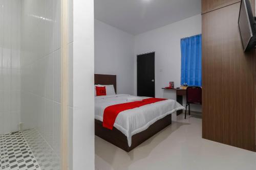 Imagen de la habitación del Hotel RedDoorz Plus near Kepri Mall. Foto 7