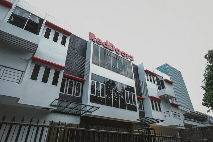 Imagen general del Hotel RedDoorz Plus near Plaza Blok M. Foto 2