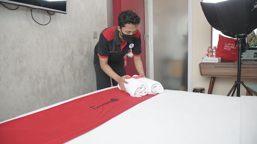 Imagen de los interiores del Hotel RedDoorz Plus near Plaza Blok M. Foto 18