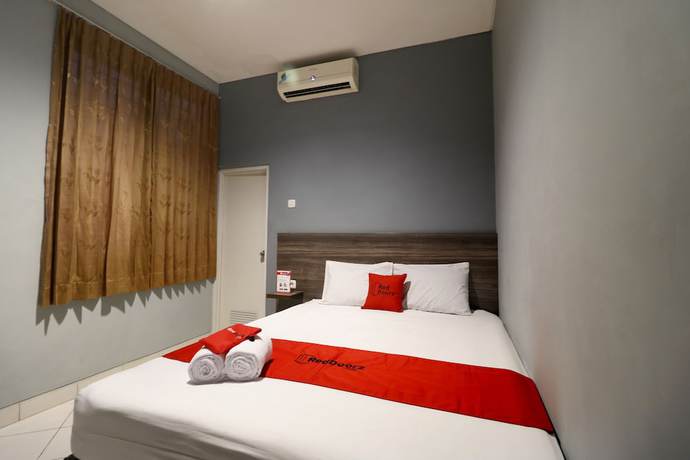 Imagen de la habitación del Hotel RedDoorz Plus near RS Harapan Kita. Foto 4