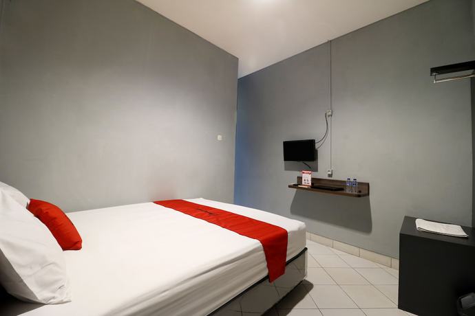 Imagen de la habitación del Hotel RedDoorz Plus near RS Harapan Kita. Foto 5