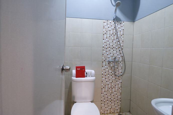 Imagen de la habitación del Hotel RedDoorz Plus near RS Harapan Kita. Foto 6