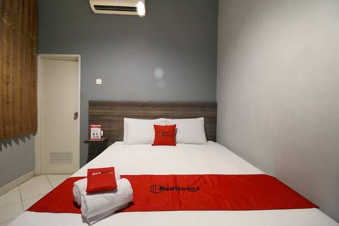 Imagen de la habitación del Hotel RedDoorz Plus near RS Harapan Kita. Foto 7