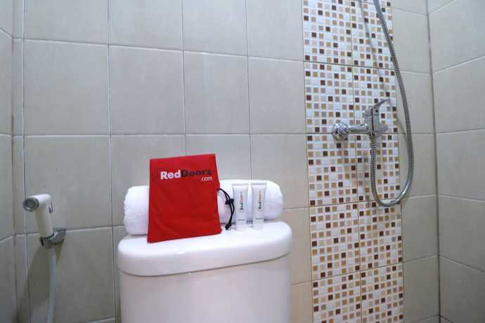 Imagen de la habitación del Hotel RedDoorz Plus near RS Harapan Kita. Foto 8