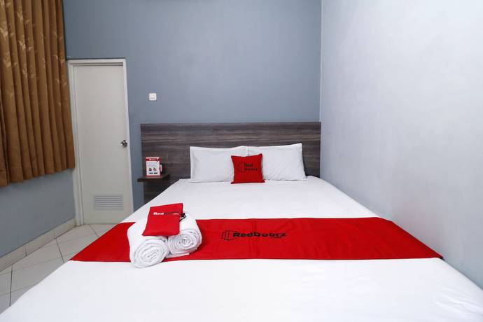 Imagen de la habitación del Hotel RedDoorz Plus near RS Harapan Kita. Foto 9