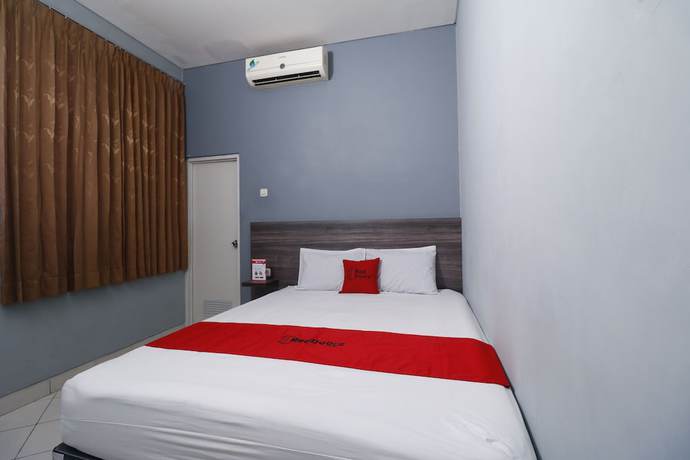 Imagen de la habitación del Hotel RedDoorz Plus near RS Harapan Kita. Foto 10