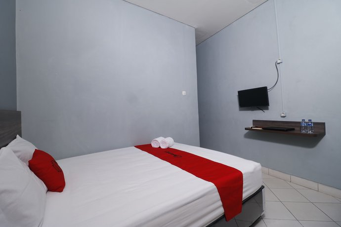 Imagen de la habitación del Hotel RedDoorz Plus near RS Harapan Kita. Foto 11