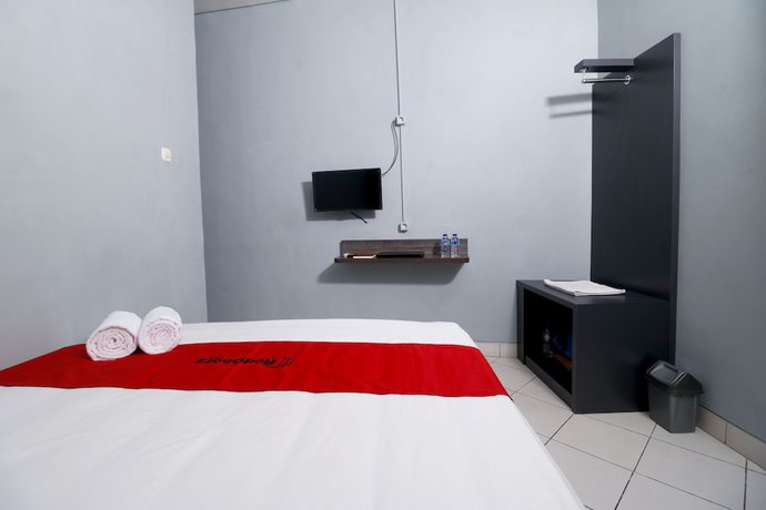Imagen de la habitación del Hotel RedDoorz Plus near RS Harapan Kita. Foto 12