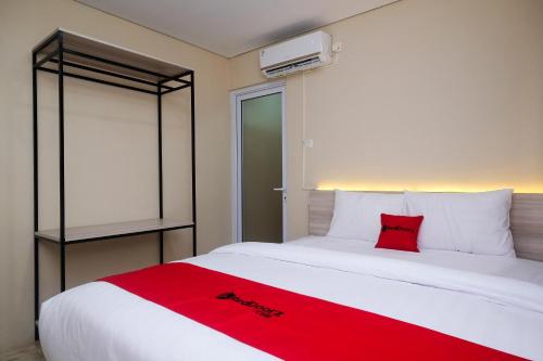 Imagen de la habitación del Hotel RedDoorz Plus near RS JIH Solo. Foto 18